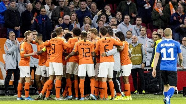 Wijnaldum e De Jong, gol contro razzismo Wijnaldum e De Jong, gol contro razzismo