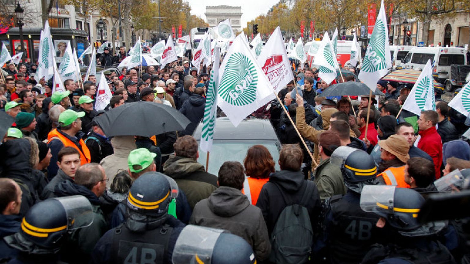 French farmers clog highways to protest at 'agri-bashing'