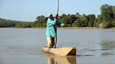Shrinking lake in Mali spells end of line for family of fishermen