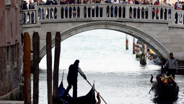 Venetians shun referendum on split from mainland sister city