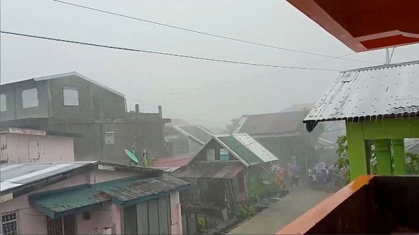 Typhoon hits Philippines, disrupting travel, work Typhoon hits Philippines, disrupting travel, work