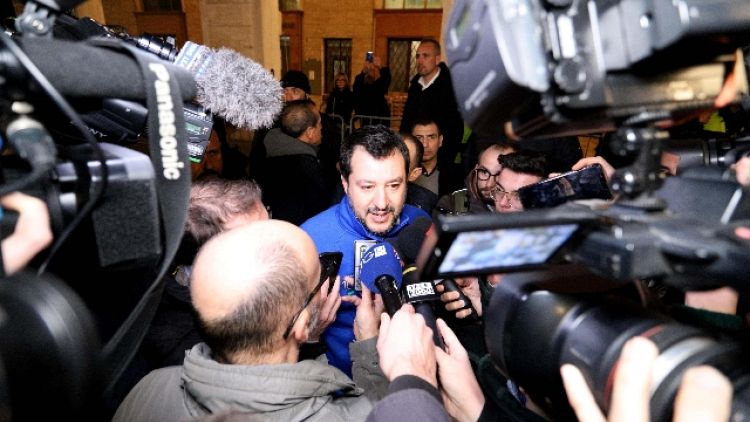 Salvini, Conte prepari scatoloni