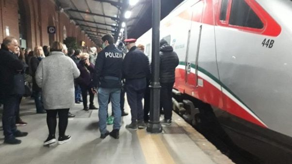 Coronavirus:psicosi Lecce,treno bloccato Coronavirus:psicosi Lecce,treno bloccato