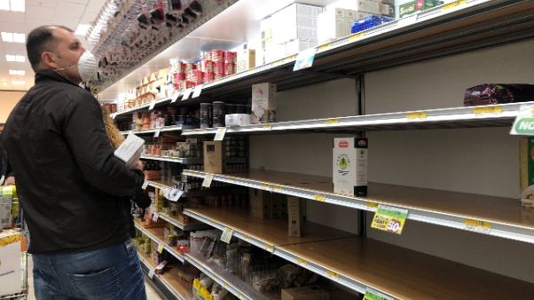 Coronavirus: a Milano code a supermarket Coronavirus: a Milano code a supermarket