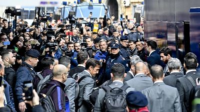 Champions: il Barcellona a Napoli, cori per Messi e Maradona Champions: il Barcellona a Napoli, cori per Messi e Maradona