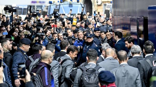 Coronavirus: a Napoli controlli anche a giocatori Barcellona Coronavirus: a Napoli controlli anche a giocatori Barcellona