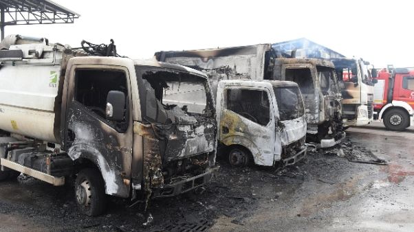 Incendio mezzi raccolta rifiuti, arresti Incendio mezzi raccolta rifiuti, arresti
