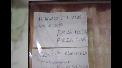 Paura per virus, cinesi chiudono negozi Paura per virus, cinesi chiudono negozi