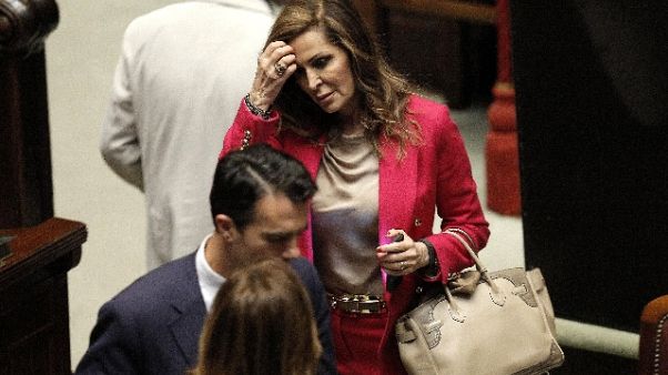 Santanché, video con mascherina è errore Santanché, video con mascherina è errore