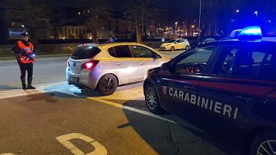 Su impalcatura per reddito, uomo è sceso Su impalcatura per reddito, uomo è sceso