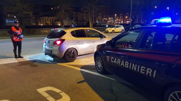 Su impalcatura per reddito, uomo è sceso Su impalcatura per reddito, uomo è sceso