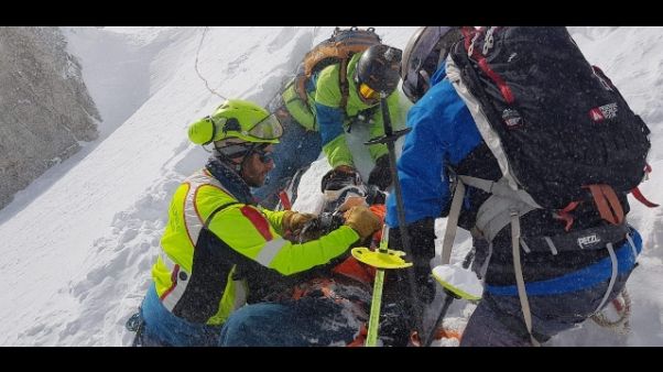 Sciatore ferito, soccorso con funivia Sciatore ferito, soccorso con funivia