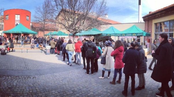 A Bologna fila per 'card cultura' A Bologna fila per 'card cultura'