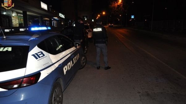 Crede cinese infetto e lo aggredisce Crede cinese infetto e lo aggredisce