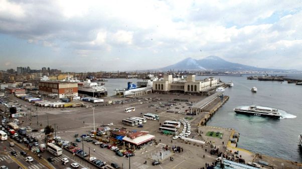 Nave bloccata a Napoli, 125 a bordo Nave bloccata a Napoli, 125 a bordo