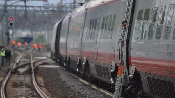 Abbracciati su binari, treno li travolge Abbracciati su binari, treno li travolge