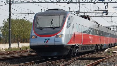 Attraversa binari, muore investito treno Attraversa binari, muore investito treno
