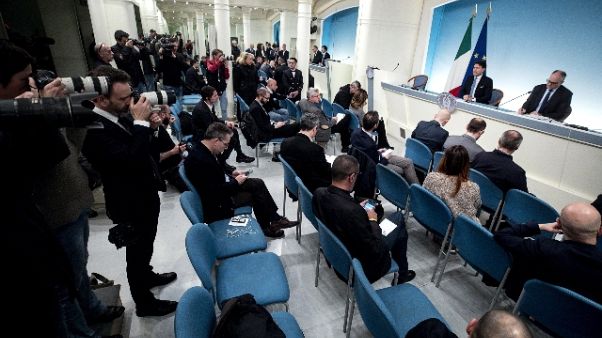 Conte, aumentiamo produzione mascherine Conte, aumentiamo produzione mascherine