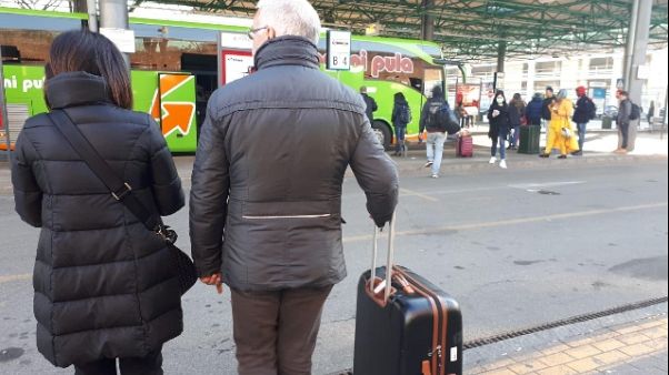 Terminal bus Milano affollato dall'alba Terminal bus Milano affollato dall'alba
