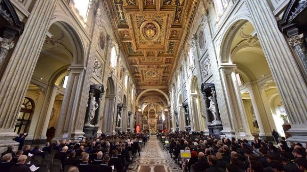 Sospese a Roma le messe con fedeli Sospese a Roma le messe con fedeli