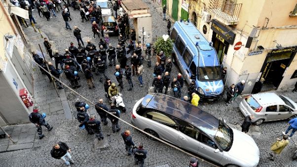 Tensioni a funerale 15enne a Napoli Tensioni a funerale 15enne a Napoli