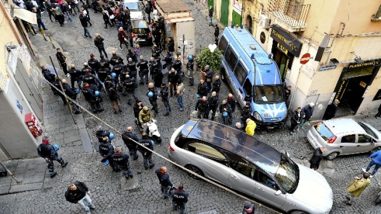 Tensioni a funerale 15enne a Napoli