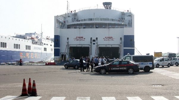 Fuga da zone rosse, bloccati a terminal Fuga da zone rosse, bloccati a terminal