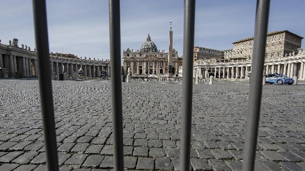 Piazza S.Pietro e basilica, stop turisti Piazza S.Pietro e basilica, stop turisti