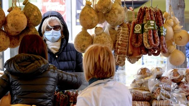 Nei mercatini,mascherini e pochi clienti Nei mercatini,mascherini e pochi clienti