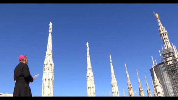 Vescovo Milano prega Madonnina Vescovo Milano prega Madonnina