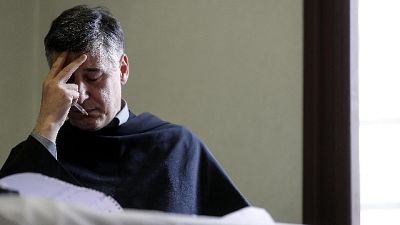 Padre Enzo, è sporco chi diffonde fake Padre Enzo, è sporco chi diffonde fake