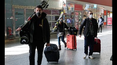 Treno è pieno,fatti scendere pendolari Treno è pieno,fatti scendere pendolari