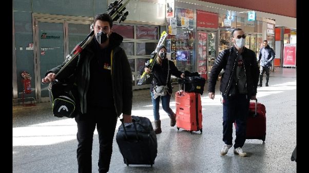 Treno è pieno,fatti scendere pendolari Treno è pieno,fatti scendere pendolari