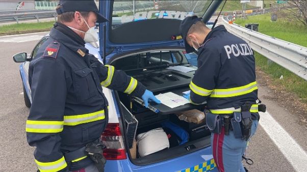 Tossisce in faccia a poliziotti,denuncia Tossisce in faccia a poliziotti,denuncia