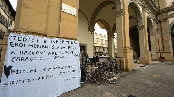 Covid,scritta 'medici e infermieri eroi' Covid,scritta 'medici e infermieri eroi'