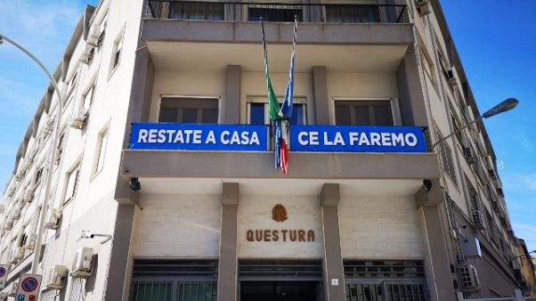 Striscione Questura Nissena,ce la faremo Striscione Questura Nissena,ce la faremo