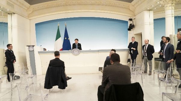 Conte,a breve kit sicurezza a lavoratori Conte,a breve kit sicurezza a lavoratori