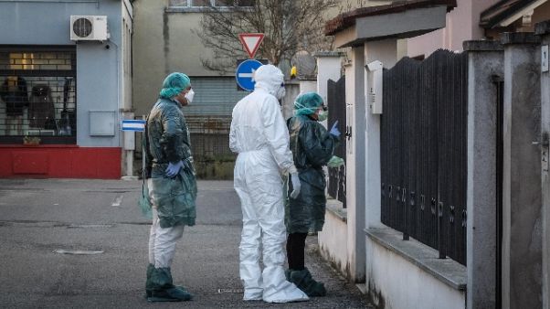 Coronavirus:truffa con tuta e mascherina Coronavirus:truffa con tuta e mascherina