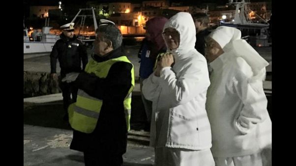 Migranti: in 43 sbarcano a Lampedusa Migranti: in 43 sbarcano a Lampedusa