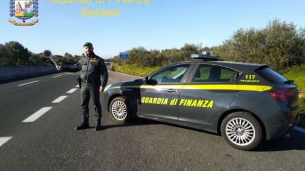 In giro senza motivo e su auto rubata In giro senza motivo e su auto rubata