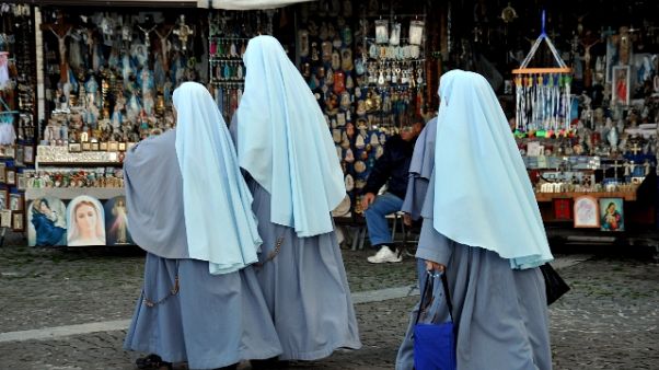 Suore, rosario con megafoni e vespri Fb Suore, rosario con megafoni e vespri Fb