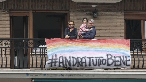 Don Buonaiuto, dai balconi un'Ave Maria Don Buonaiuto, dai balconi un'Ave Maria