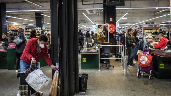 Urla 'sono positivo' in market,arrestato Urla 'sono positivo' in market,arrestato