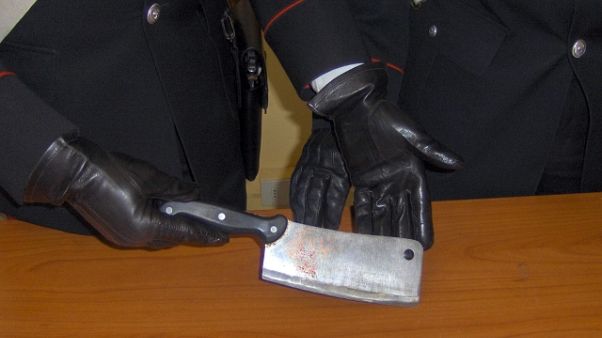 Tenta uccidere con mannaia datori lavoro Tenta uccidere con mannaia datori lavoro