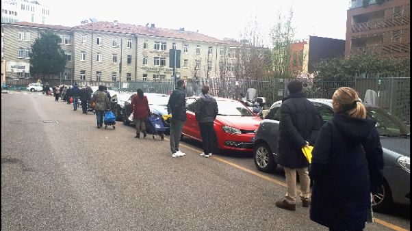 Milano,code ai supermercati,1 a famiglia Milano,code ai supermercati,1 a famiglia