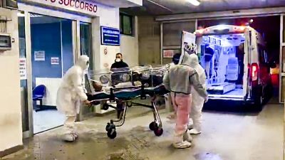 Campania, 749 positivi e 17 vittime Campania, 749 positivi e 17 vittime
