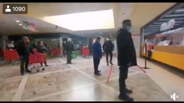 Folla per sconti in market, blitz Decaro Folla per sconti in market, blitz Decaro