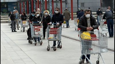 A Milano lunghe file ai supermercati A Milano lunghe file ai supermercati