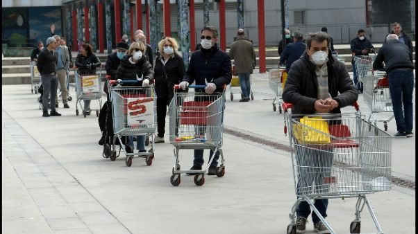 A Milano lunghe file ai supermercati A Milano lunghe file ai supermercati