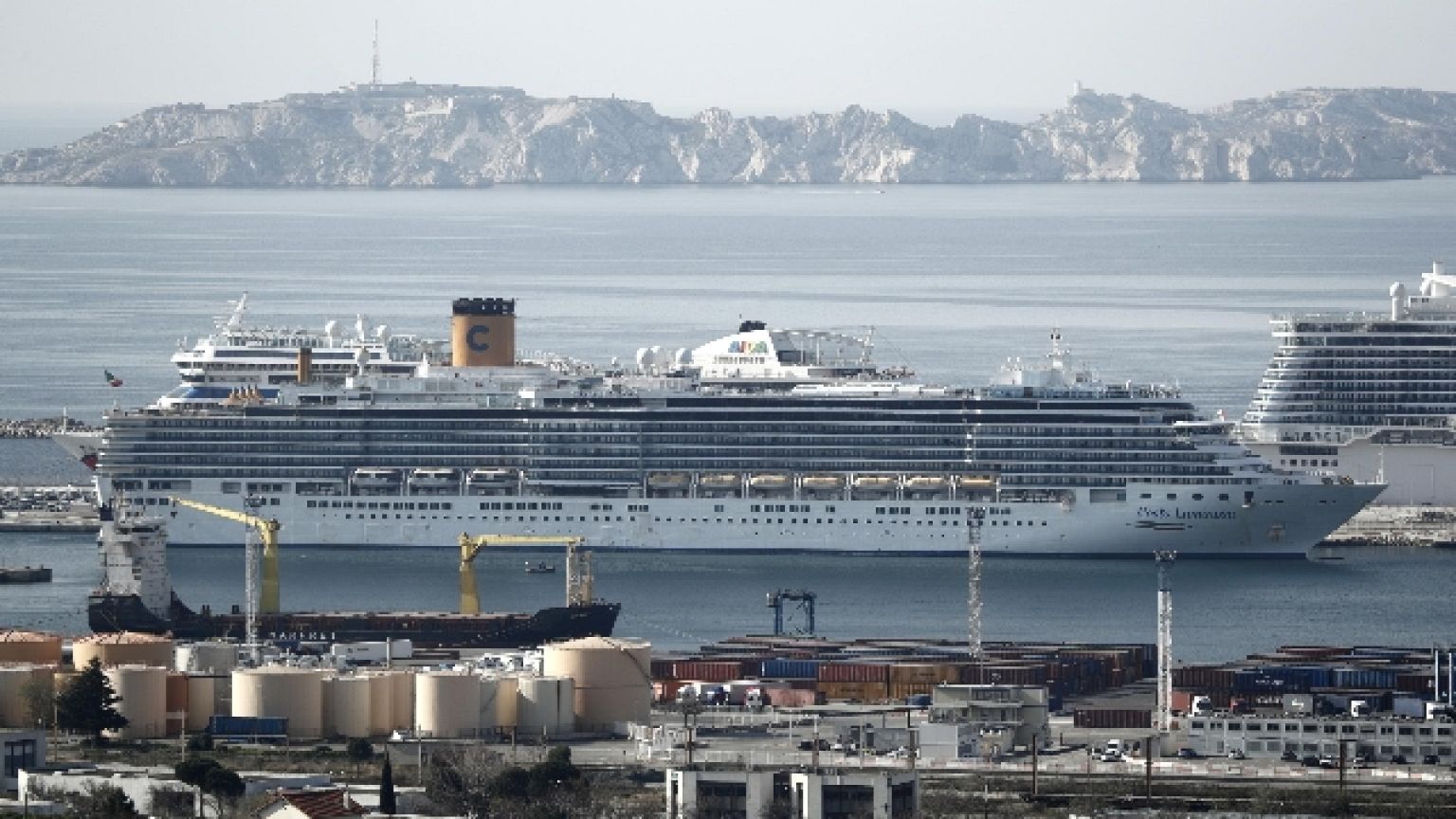 Costa Luminosa a Savona con 84 isolati